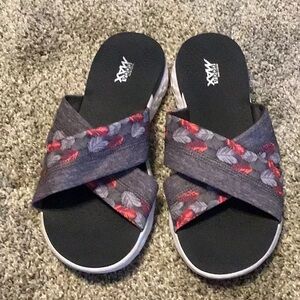 New Skechers women’s yoga max Sandals with Leaf Pattern